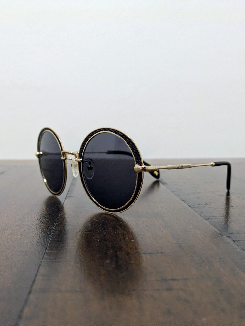 CARIN Black Round sunglasses with gold frames and texture trim K-fashion